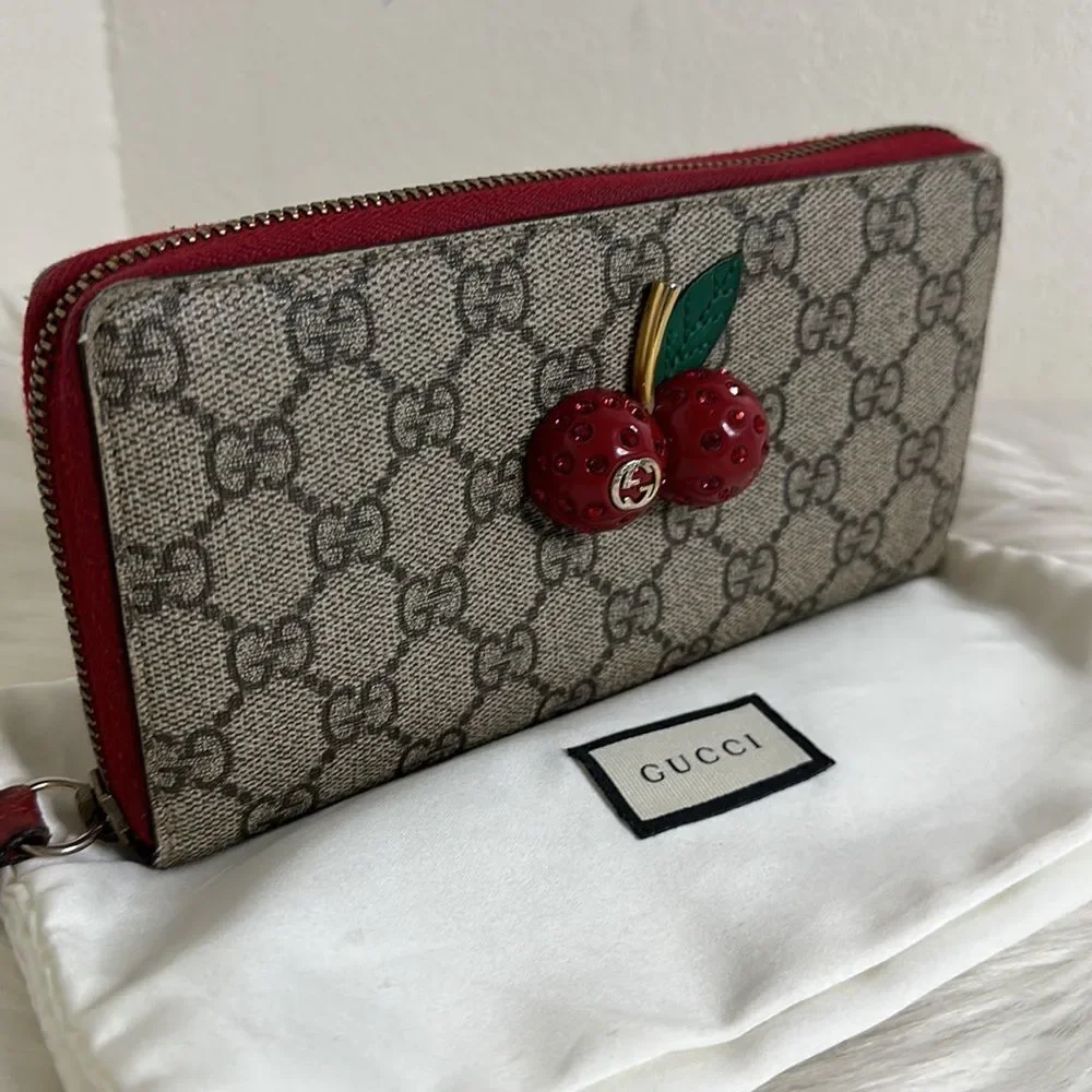 💯Authentic Gucci Beige/Red GG Supreme Canvas Cherry Zip Around Wallet🍀
